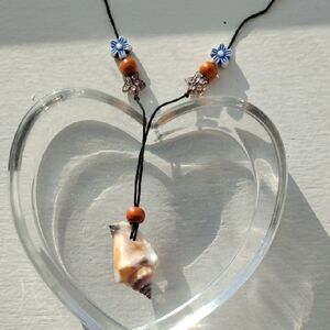 Chic Shell Pendant Necklace with Floral Beads